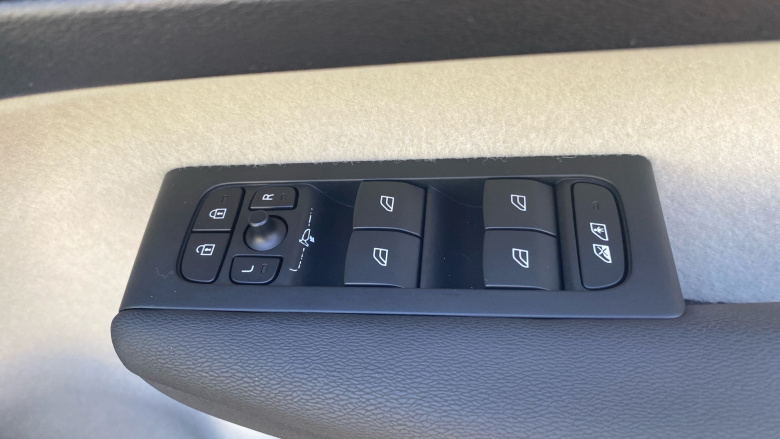 Volvo XC40 2.0 B4P Ultimate Dark 5dr Auto Petrol Estate